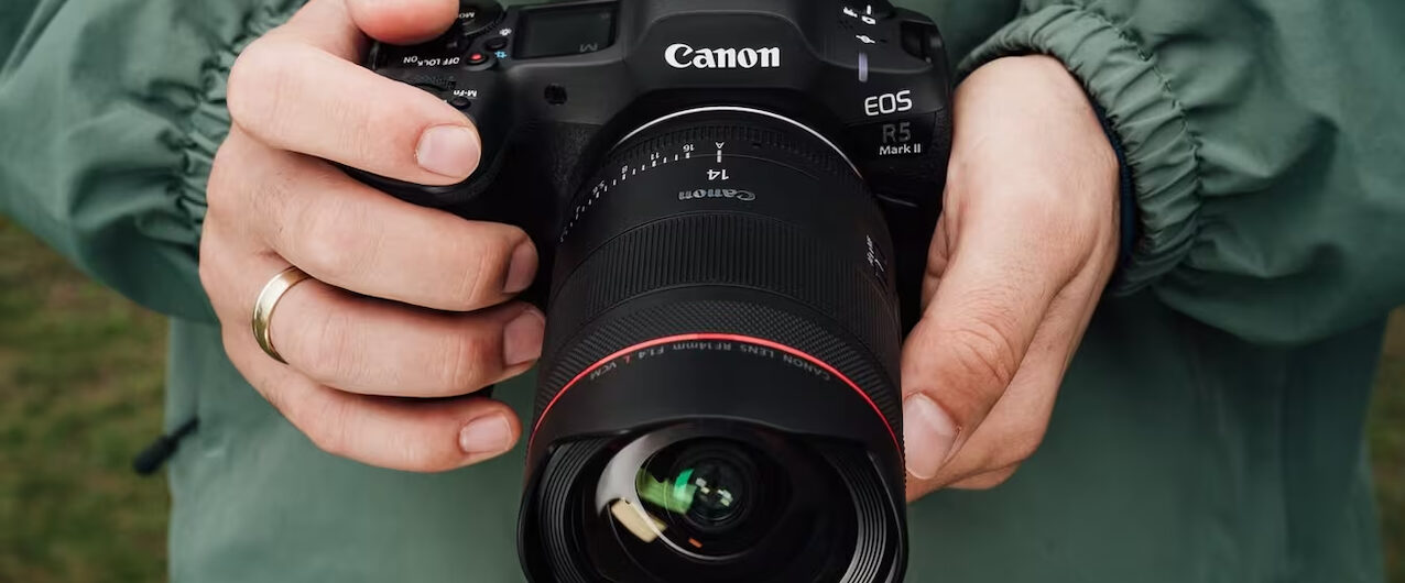 Das neue RF 14mm F1.4L VCM angesetzt an einer EOS R5 Mark II. (c) Canon