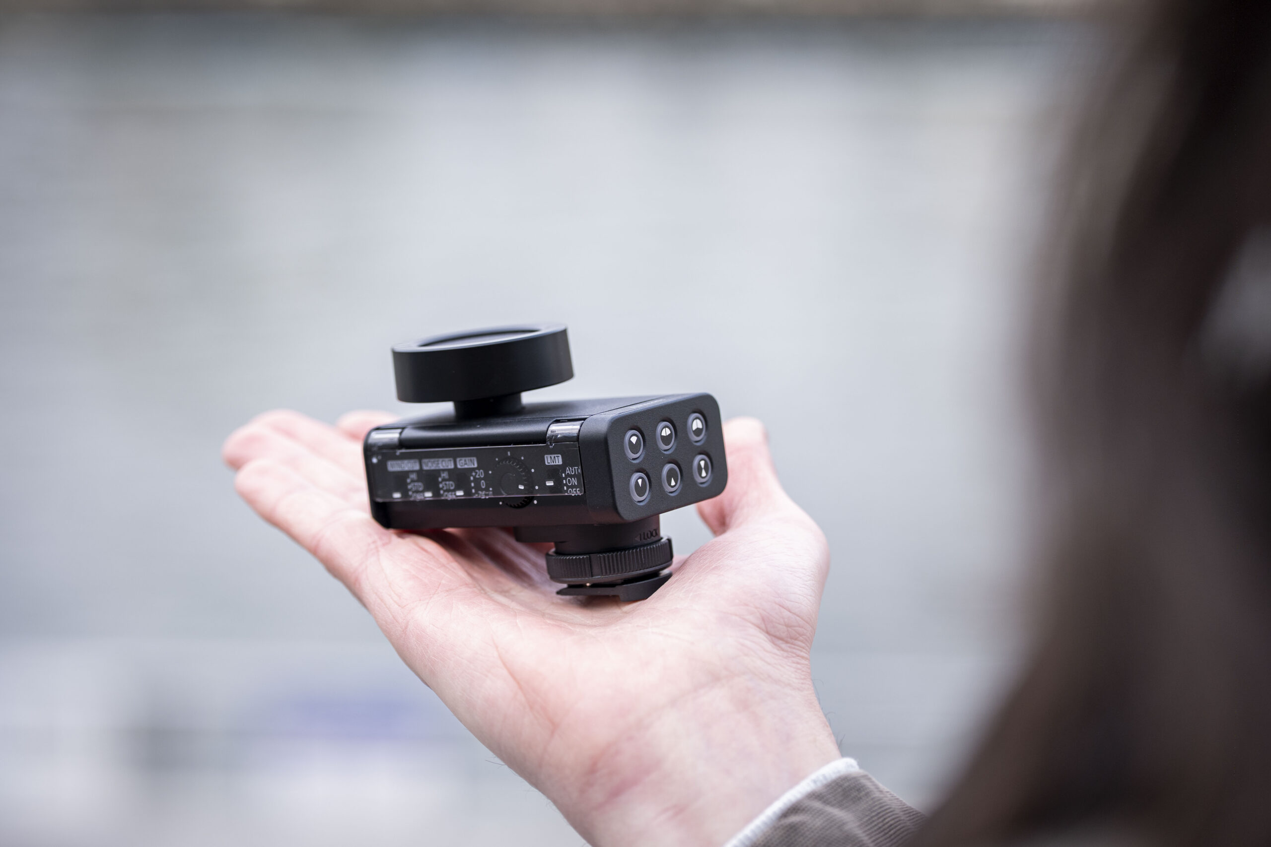 Egal, ob man in einer belebten Stadt einen Reise-Vlog filmt, ein Interview in einem ruhigen Studio aufnimmt oder die Aufregung einer Live-Veranstaltung einfängt - das Lumix DMW-DMS1 passt sich allen Bedürfnissen an. (c) Panasonic