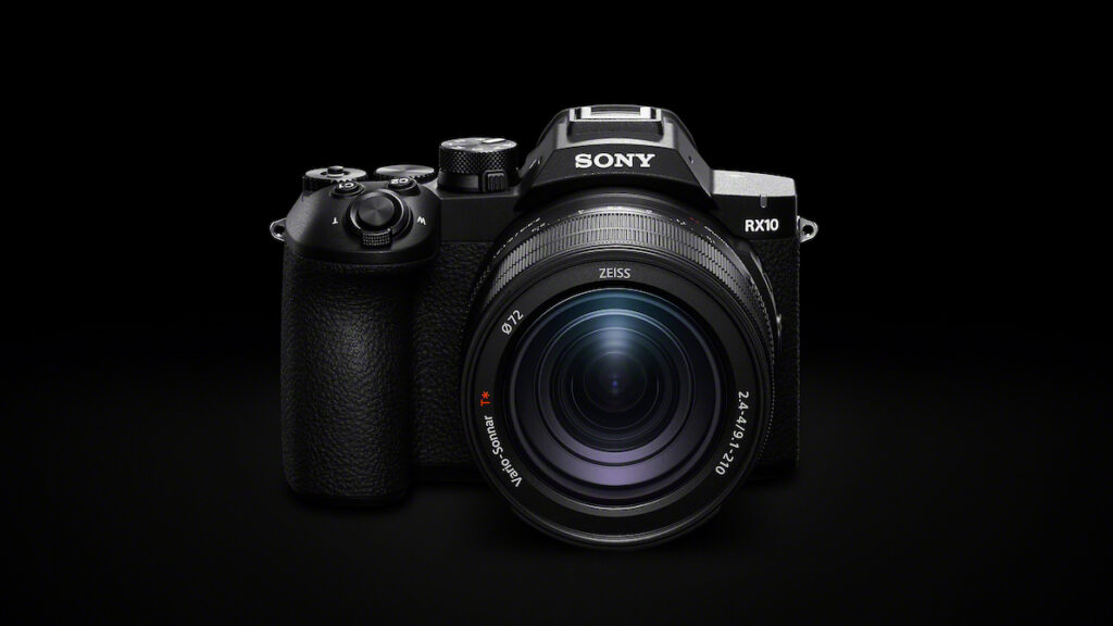 Das Gehäuse der Sony RX10 V ist den spiegellosen Alpha-Kameras nachempfunden. (c) Sony