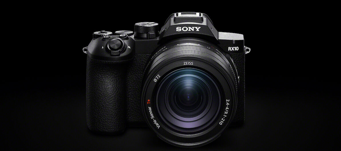 Das Gehäuse der Sony RX10 V ist den spiegellosen Alpha-Kameras nachempfunden. (c) Sony