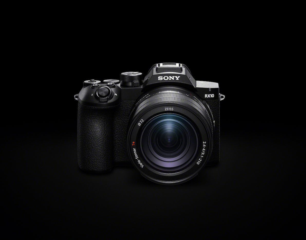 Das Gehäuse der Sony RX10 V ist den spiegellosen Alpha-Kameras nachempfunden. (c) Sony