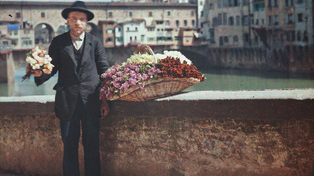 Anonym: "Blumenverkäufer vor der Ponte Vecchio in_ Forenz, Italien 1907–1930. (c) Albertina, Wien / Dauerleihgabe der Höheren Graphischen Bundes–Lehr– und Versuchsanstalt