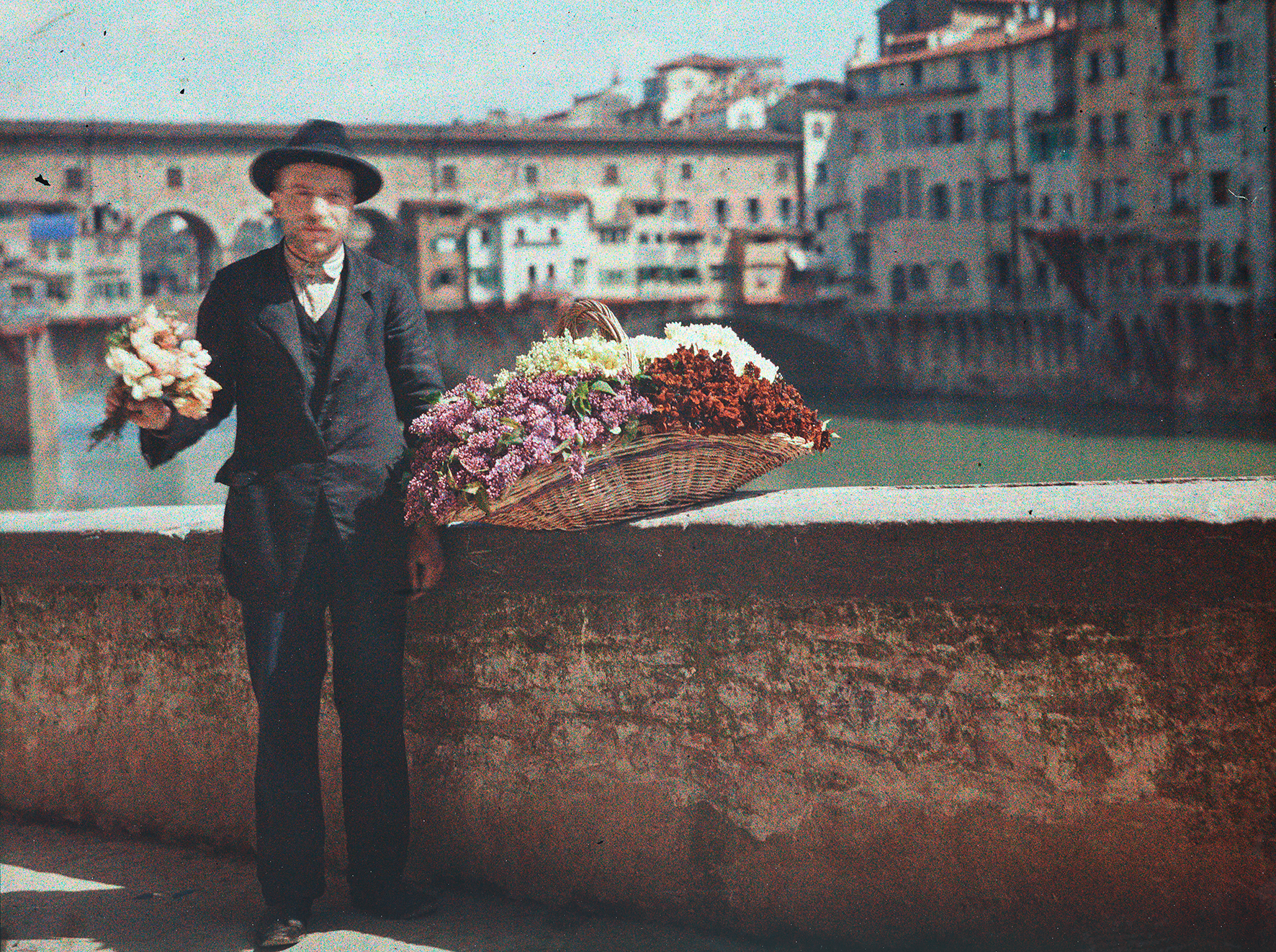 Anonym: "Blumenverkäufer vor der Ponte Vecchio in_ Forenz, Italien 1907–1930. (c) Albertina, Wien / Dauerleihgabe der Höheren Graphischen Bundes–Lehr– und Versuchsanstalt