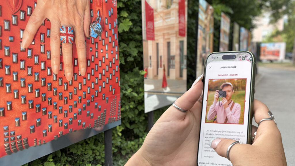 Ab sofort bietet eine Smartphone-App viel zusätzliche Infos zum Fotofestival La Gacilly-Baden Photo in Baden bei Wien. (c) Edition Lammerhuber / Festival La Gacilly-Baden Photo