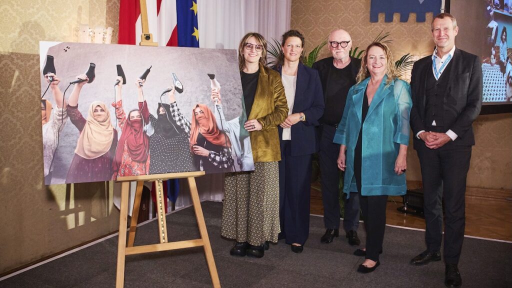 Die Global-Peace-Photo-Award-Preisträgerin 2026 Silvia Alessi (links) neben dem Gewinnerbild. Überreicht haben den Preis (v.l.n.r.) Vorstandsdirektorin Vienna Insurance Group Sonja Raus, Lois Lammerhuber, Silvia Lammerhuber sowie Christoph Jünger, Geschäftsführer UNICEF Österreich (c) Johannes Zinner/Global Peace Photo Award