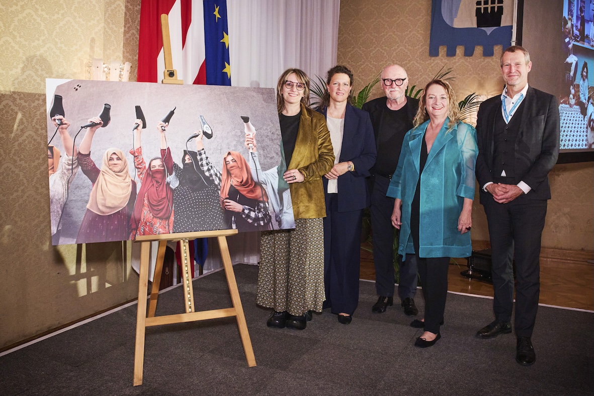 Die Global-Peace-Photo-Award-Preisträgerin 2026 Silvia Alessi (links) neben dem Gewinnerbild. Überreicht haben den Preis (v.l.n.r.) Vorstandsdirektorin Vienna Insurance Group Sonja Raus, Lois Lammerhuber, Silvia Lammerhuber sowie Christoph Jünger, Geschäftsführer UNICEF Österreich (c) Johannes Zinner/Global Peace Photo Award