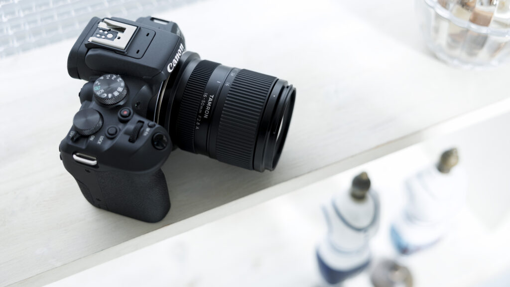 Das Tamron 16-50mm F2.8 A (Modell B091) angesetzt an einer Canon-Kamera. (c) Tamron