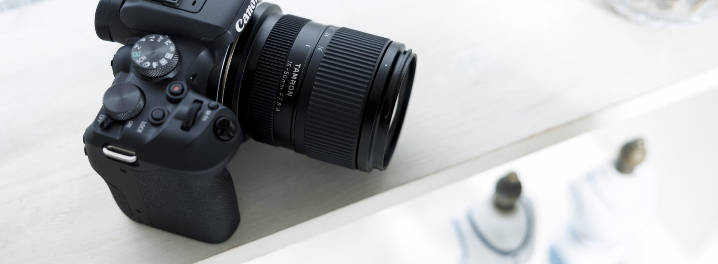 Das Tamron 16-50mm F2.8 A (Modell B091) angesetzt an einer Canon-Kamera. (c) Tamron