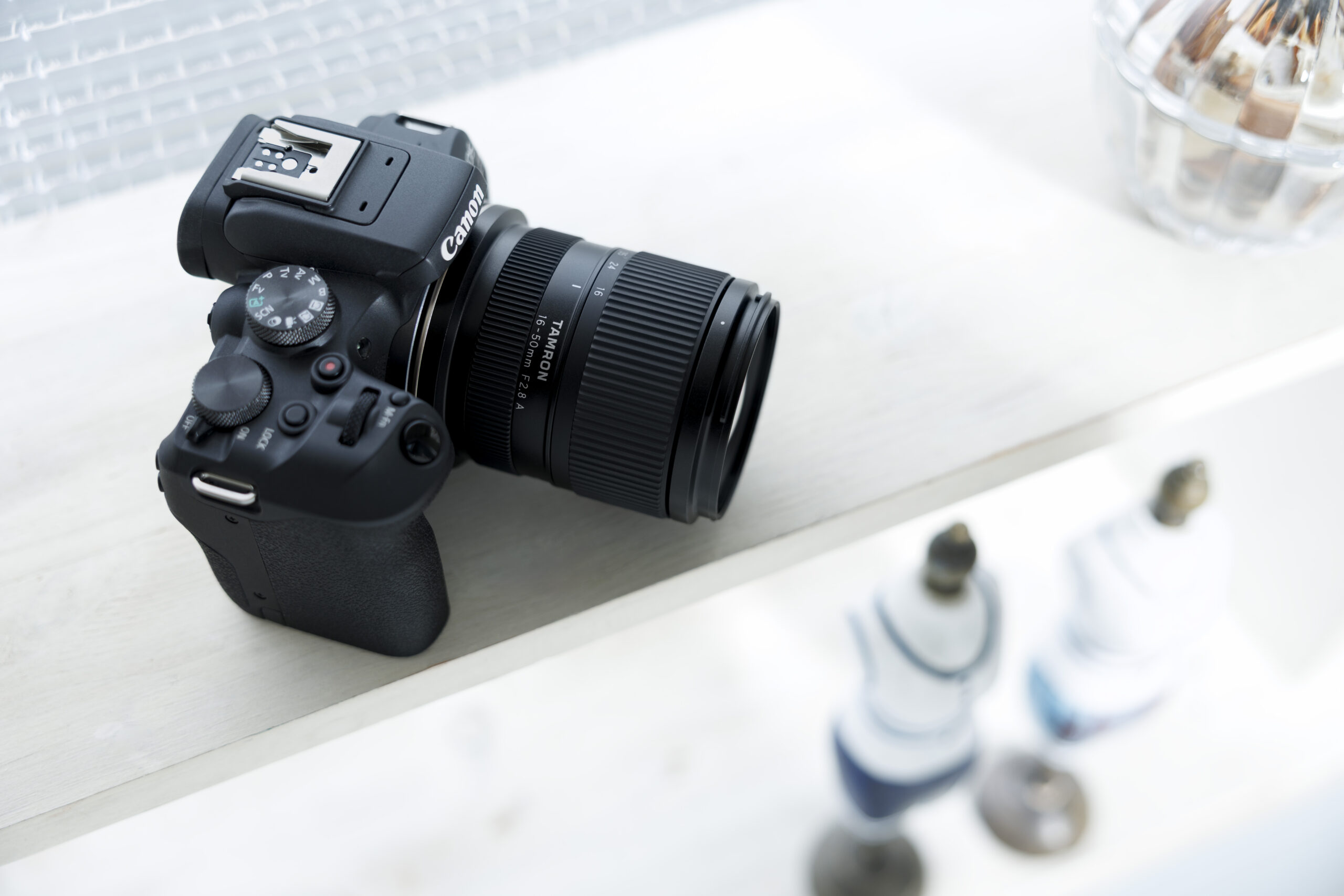 Das Tamron 16-50mm F2.8 A (Modell B091) angesetzt an einer Canon-Kamera. (c) Tamron